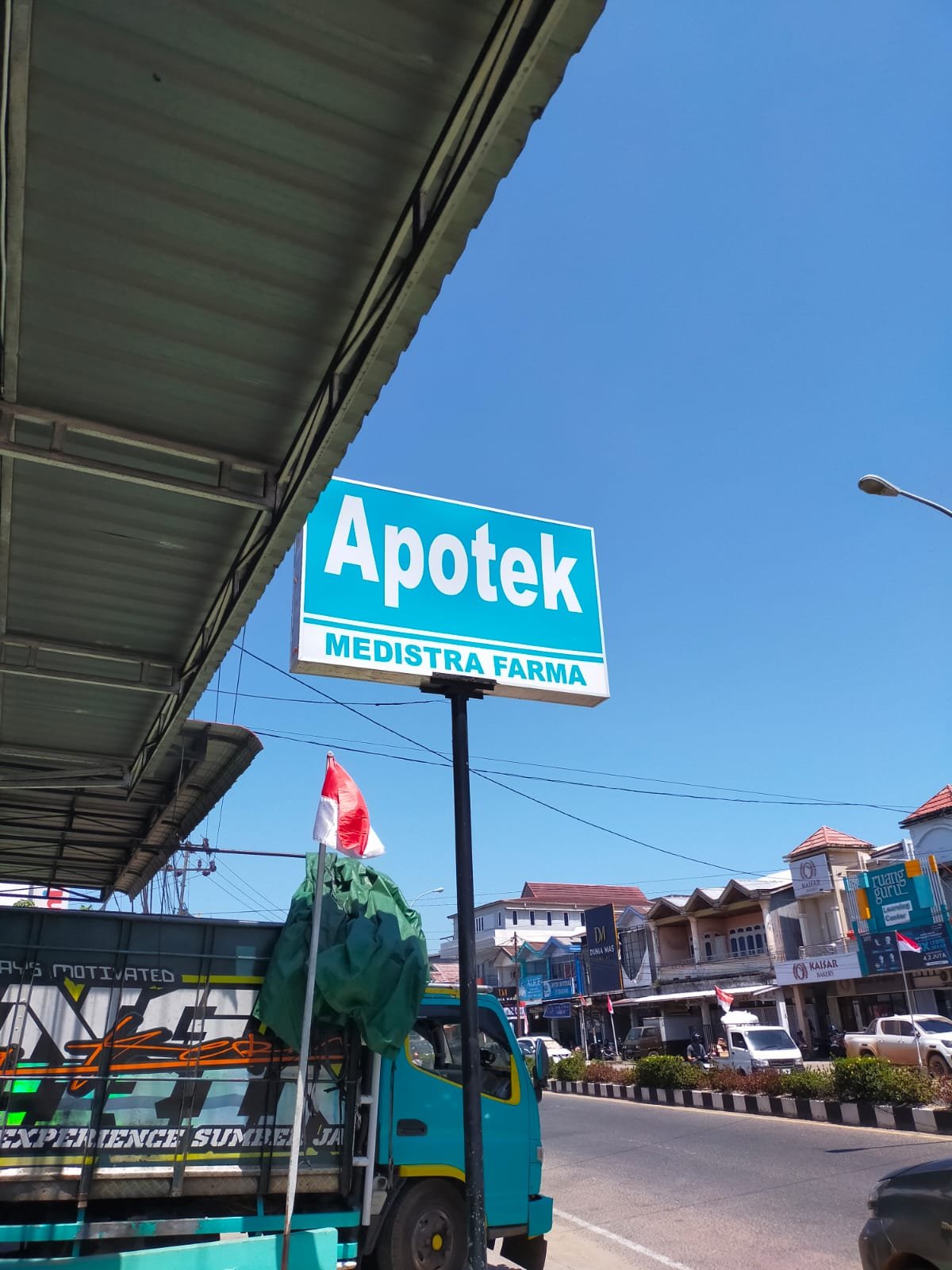 Kawasan sekitar apotek Medistra Farma